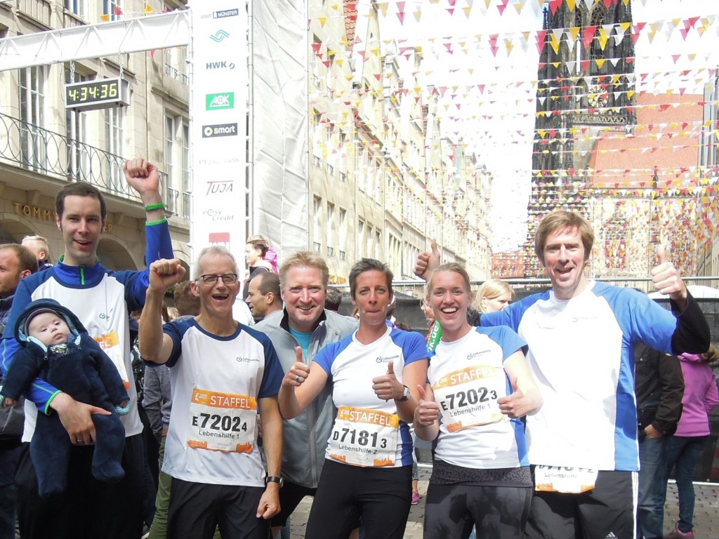 So sehen Sie(ger) aus: Matthias, Peter, Frank, Conny, Katharina und Fabian vor dem Marathon-Ziel auf dem Prinzipal-Markt. Es fehlen Stephanie und Charly.